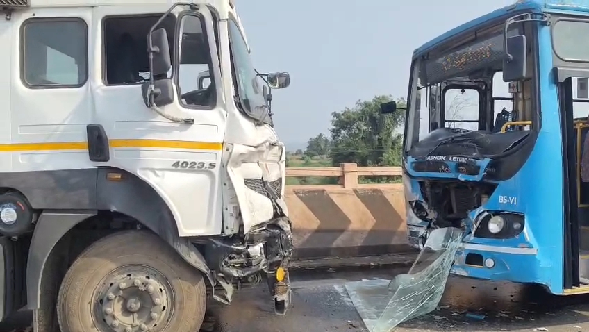 ಹೊಸಪೇಟೆ: ಲಾರಿ ಚಾಲಕನ ಅಜಾಗರೂಕತೆಗೆ ಉಸಿರು ಚೆಲ್ಲಿದ ಅಮಾಯಕರು – ಸರಣಿ ಅಪಘಾತದಲ್ಲಿ ನಾಲ್ವರು ಸಾವು