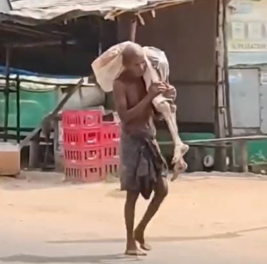 “ಅಕೌಂಟ್ ಹೋಲ್ಡರ್ ತನ್ನಿ” – ಬ್ಯಾಂಕ್ ನಿರ್ಲಕ್ಷ್ಯಕ್ಕೆ ಸಿಟ್ಟಾದ ಸೋದರ, ಸತ್ತ ಅಕ್ಕನ ಅಸ್ಥಿಪಂಜರ ಹೊತ್ತುಕೊಂಡು ಬ್ಯಾಂಕ್ಗೆ!