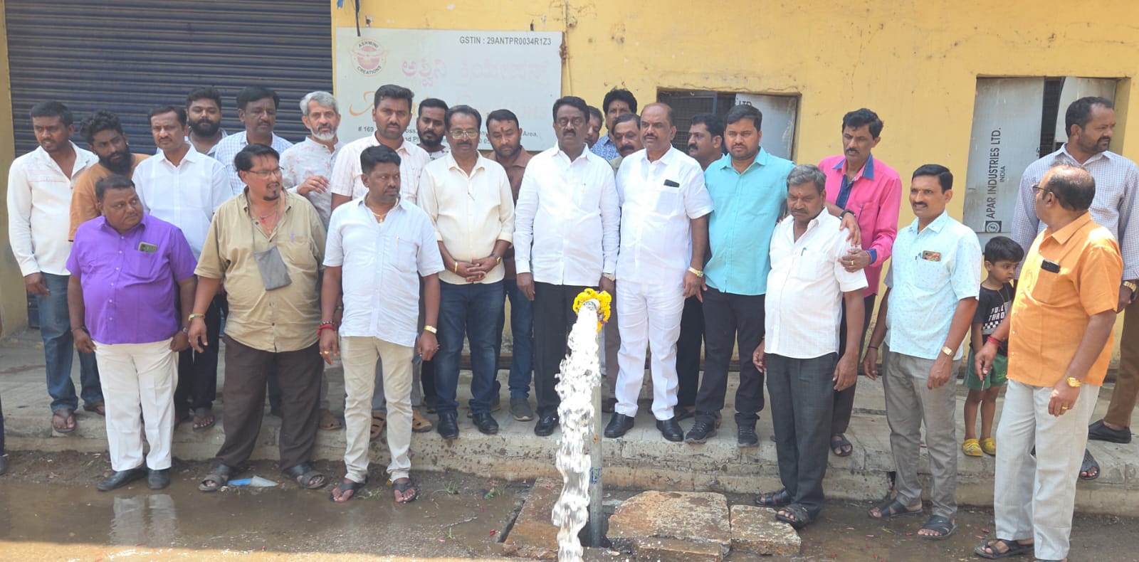 ಬೋರ್‌ವೆಲ್ ನೀರು ಸರಬರಾಜು ಯೋಜನೆಗೆ ಶಾಸಕ ಎಸ್. ಮುನಿರಾಜು ಚಾಲನೆ