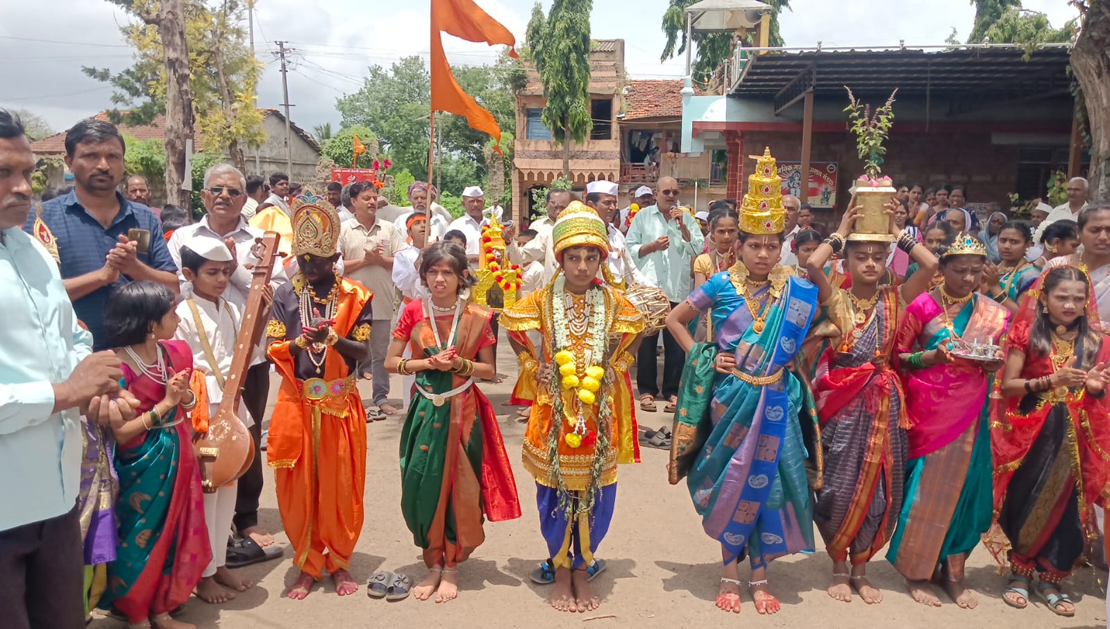 ಆಷಾಢ ಏಕಾದಶಿ ಅಂಗವಾಗಿ ಕನ್ನಡ ಗ್ರಾಮದ ಶಾಲೆಯಲ್ಲಿ ಭಕ್ತಿಮಯ ದಿಂಡಿ ಪಾದಯಾತ್ರೆ